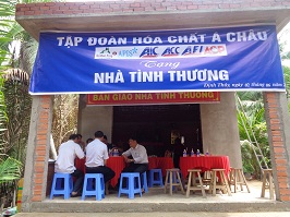 Trao tặng nhà tình thương tại xã Định Thủy, huyện Mỏ Cày Nam, tỉnh Bến Tre